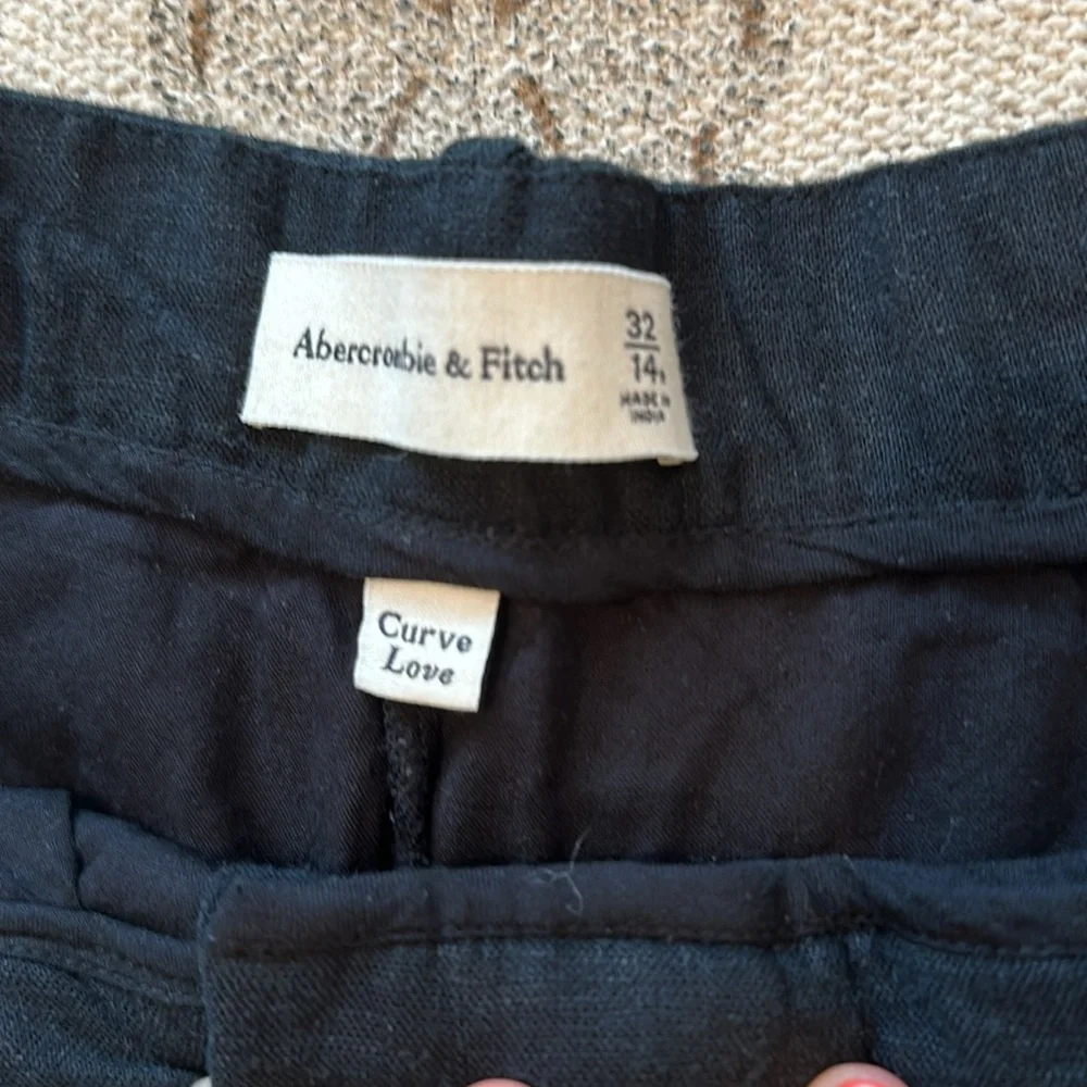 Abercrombie & Fitch Black High-Waist Pleated Women's Shorts